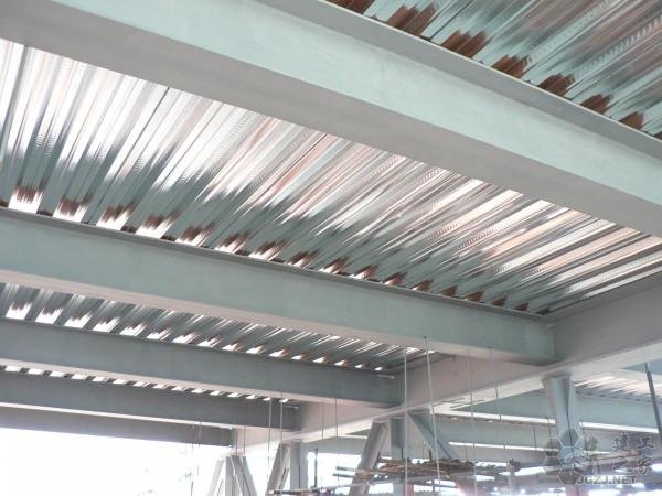 钢结构建筑对压型楼承板厂家钢板构造有何要求？